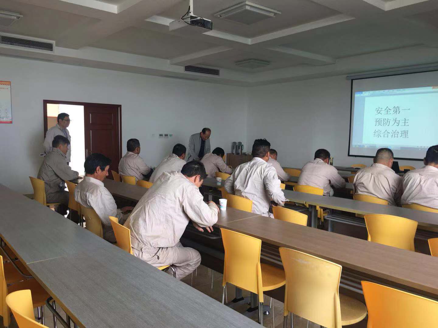 牢牢筑起安全防線(xiàn)    打造安全生產(chǎn)氛圍